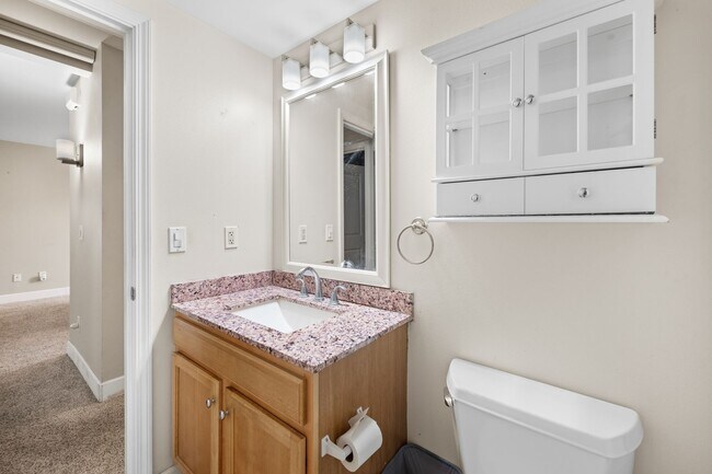 Building Photo - 2 Bed / 2 Bath Bridge-Level Condo with Ocean View & 2 parking stalls