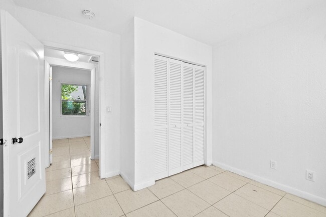 Building Photo - Spacious 3BR/1BA Single-Family Home – Cent...