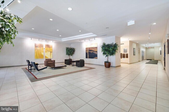 Building Photo - Top Floor Spacious One Bedroom W/Washer & ...