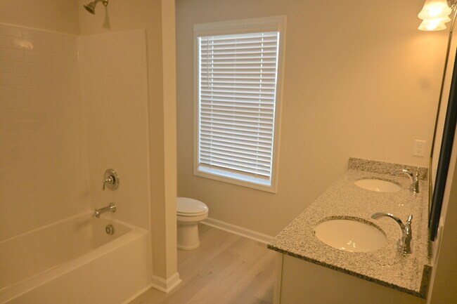 Building Photo - 692 Manitou Cir