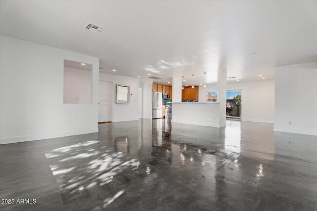 Building Photo - 8524 E Edgemont Ave