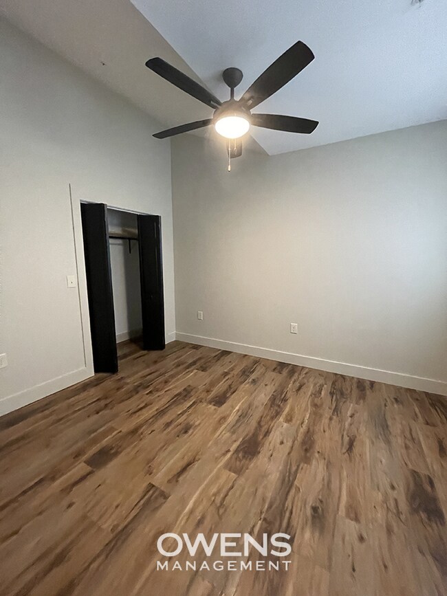 Building Photo - Upscale Living in Downtown Apartment