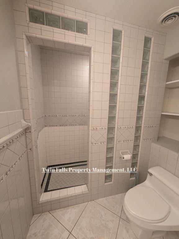 Building Photo - 917 Main St