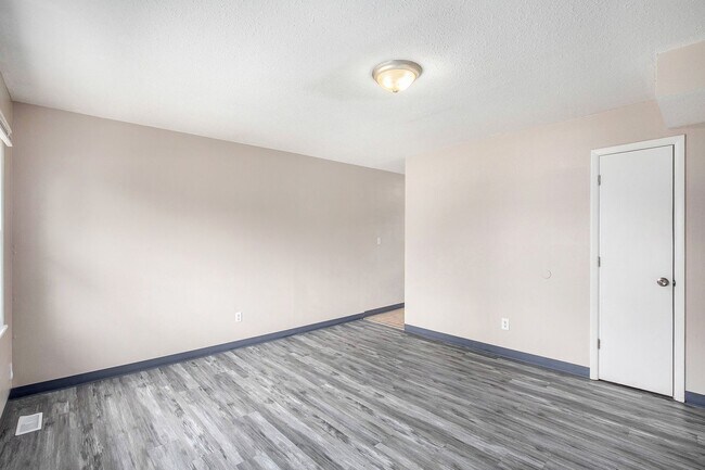 Building Photo - Beautiful 2BR/1BA Duplex in Independence!