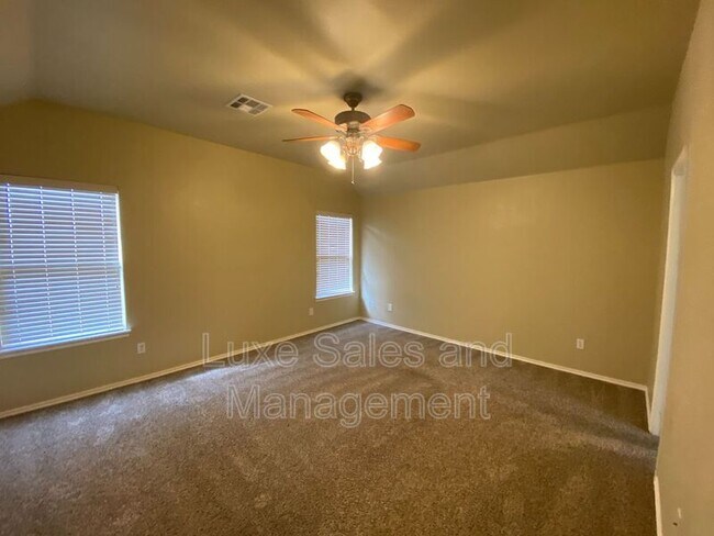 Building Photo - 640 E Linden Ln