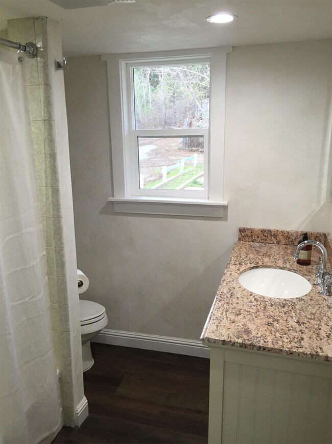 Building Photo - 305 Glenwood Rd