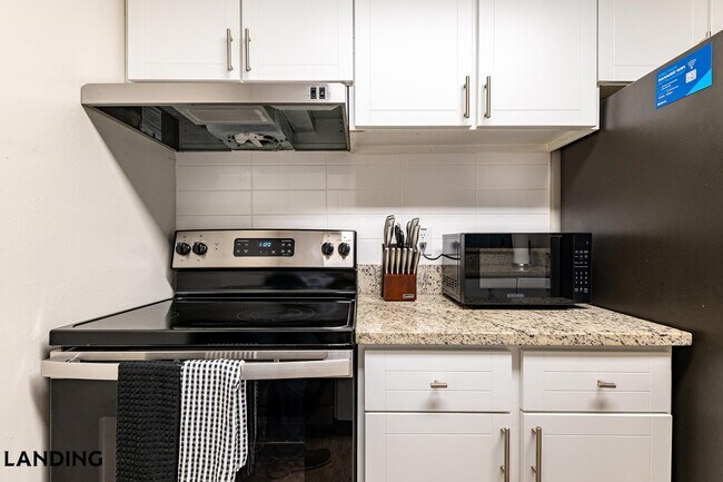 Building Photo - 1000 Palm Pl Dr NE