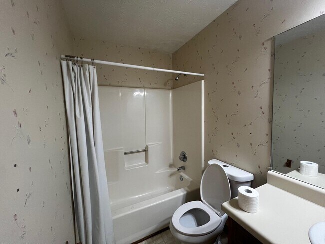 Building Photo - 380 Hidden Valley Dr SE