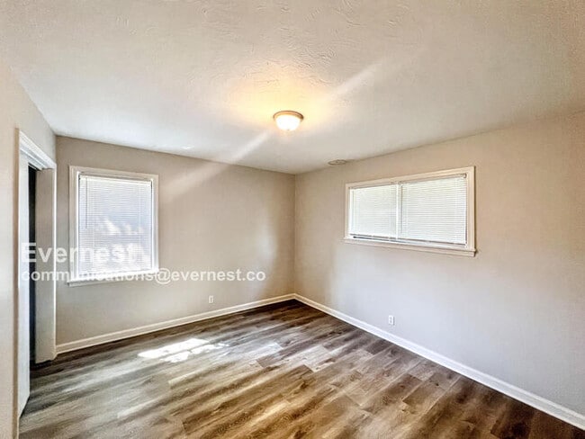 Building Photo - 1202 Town and Country Dr