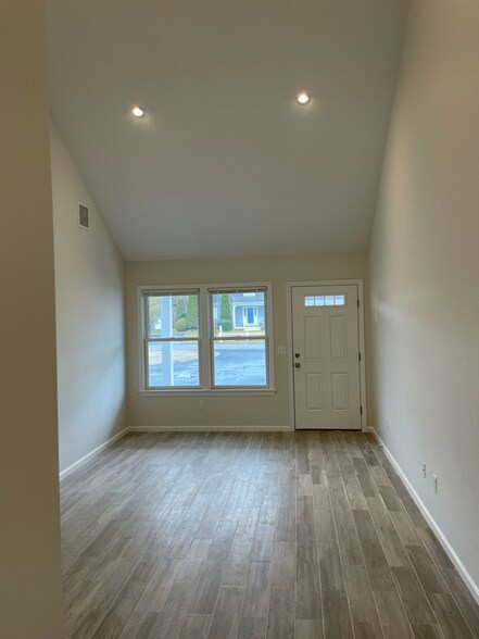 Building Photo - 10 Rebecca Ann Ln