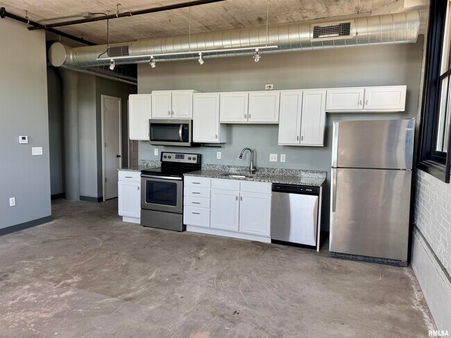 Building Photo - 511 Pershing Ave