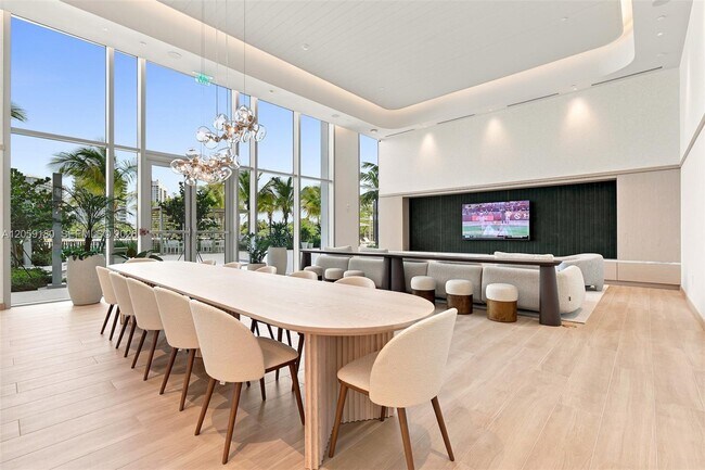 Building Photo - 2411 Laguna Cir
