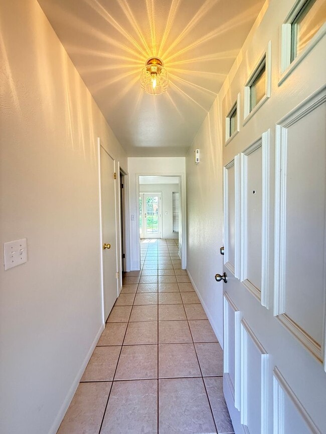 Building Photo - Beautiful 4 Bedroom 1.5 Bath - City View ISD