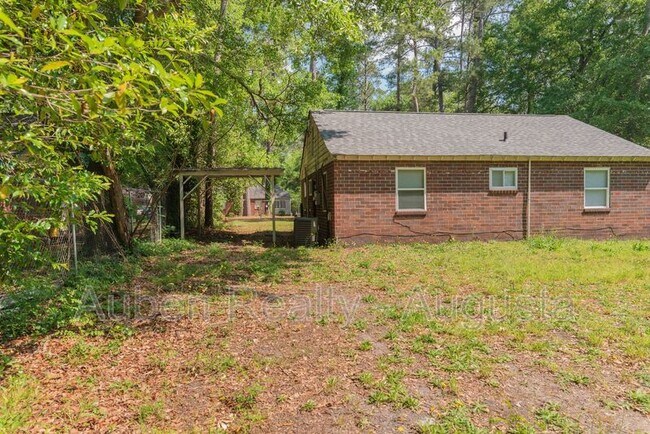 Building Photo - 2202 Roosevelt Dr