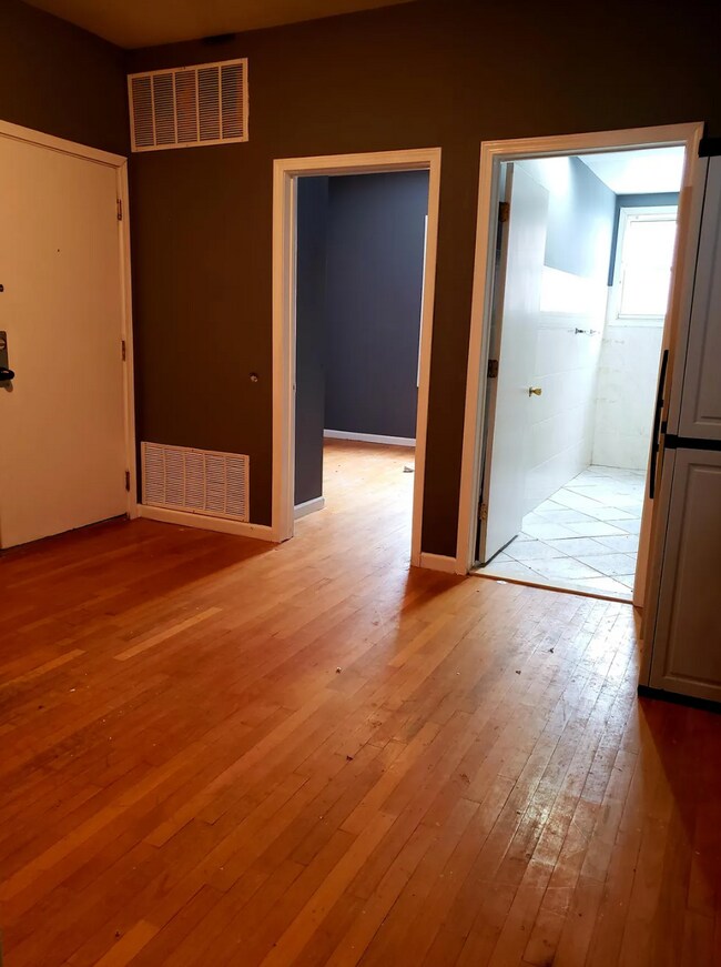 Building Photo - 250 Inslee Pl