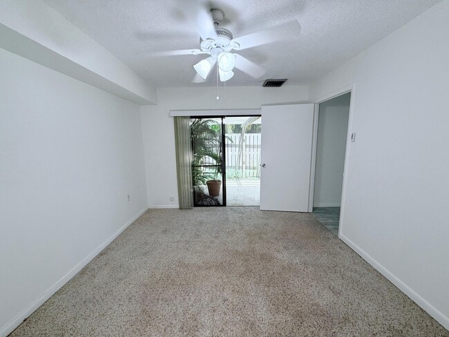 Building Photo - 710 7th Ln
