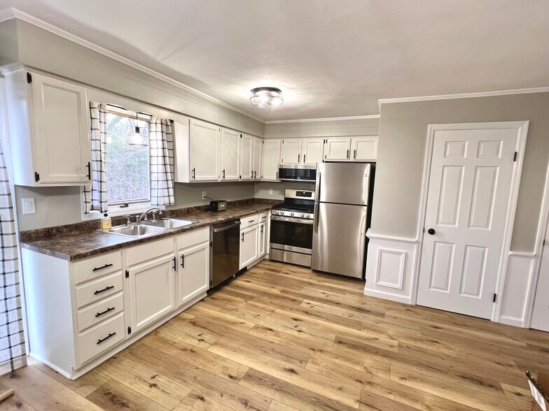 Large Eat-In Kitchen - 2416 E Grandview Ave