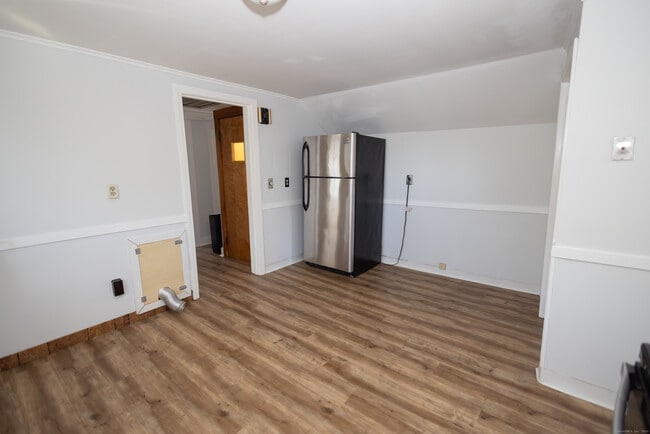 Building Photo - 148 Beecher St