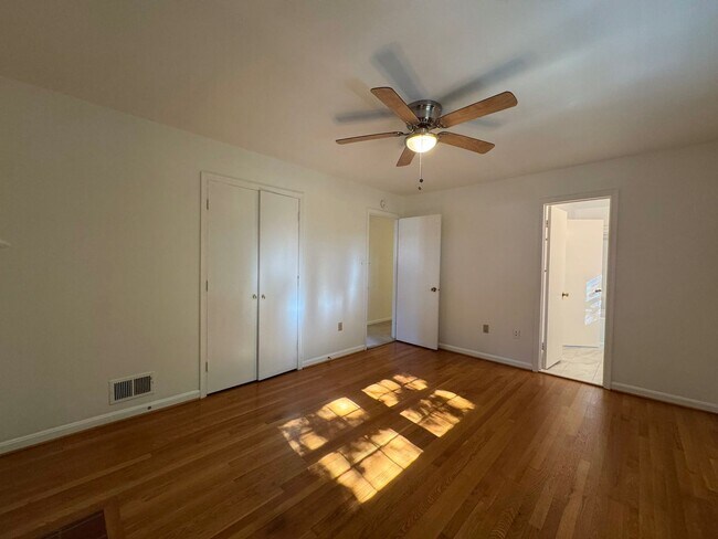 Building Photo - Spacious 4 Bed 2/2 Bath Home with Park-Lik...