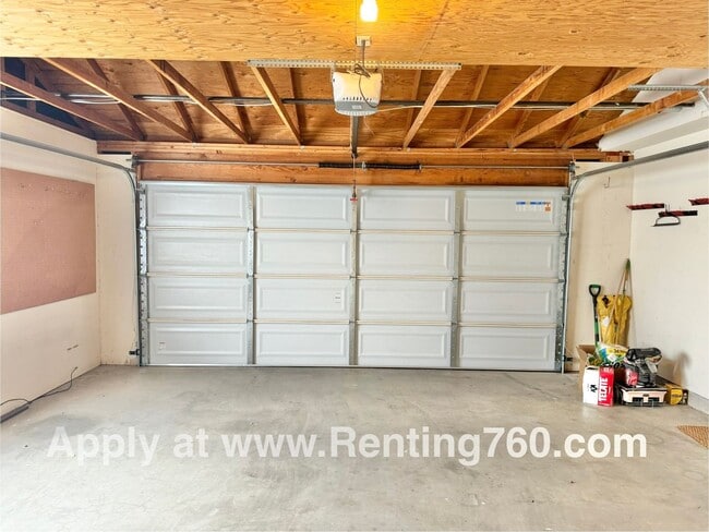 Building Photo - Charming 3 Bedroom 2 Bathroom Home In The Highly Desired Juniper Terrace Neighborhood!!