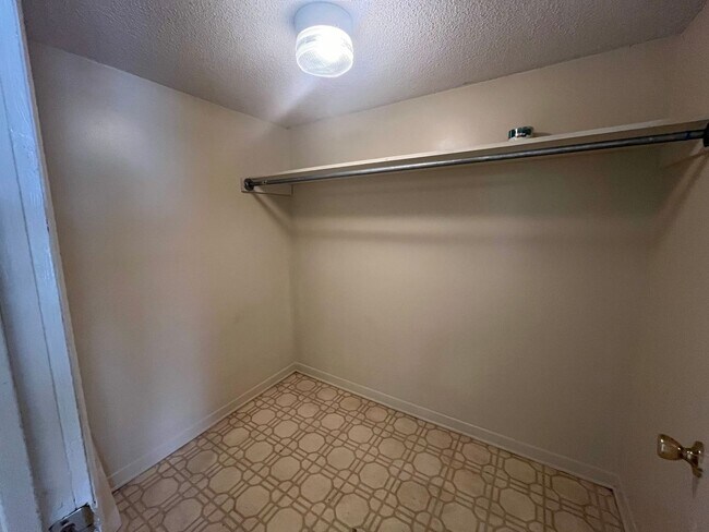 Building Photo - 1619 Victory St