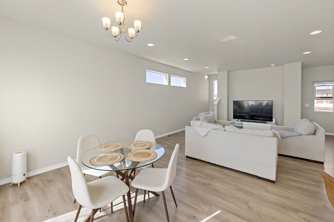 Building Photo - Spacious 3 Bed in Ventana – Open Layout, Fenced Backyard, Community Pool & Gym