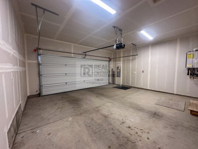 Building Photo - 3 Bedroom Home in Desirable Lipoma Firs Community – Puyallup