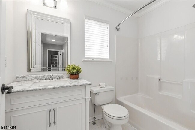 Building Photo - 40 Primrose Ln