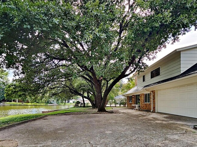 Building Photo - 2202 Briarwood Blvd