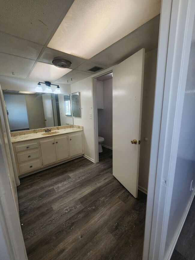 Building Photo - Newly Remodeled Large 3 Bedroom 2 Bath Home