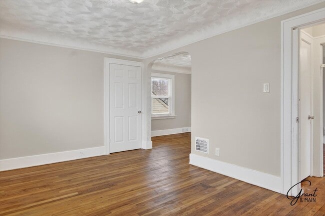 Building Photo - $1300 4 bedrooms