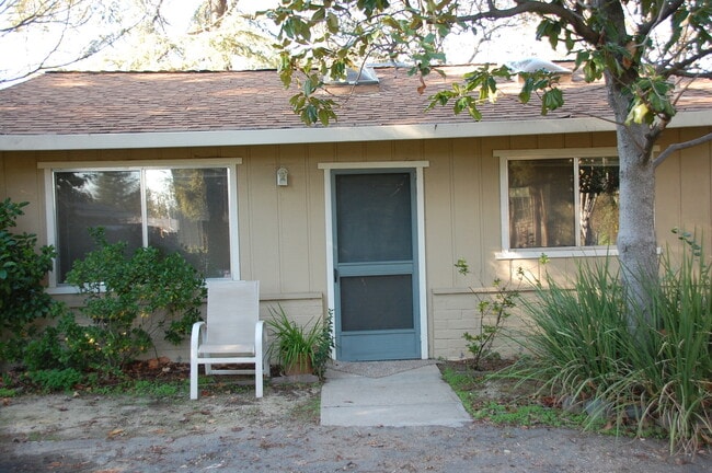 Primary Photo - Great 1 bedroom 1 bathroom cottage on wood...