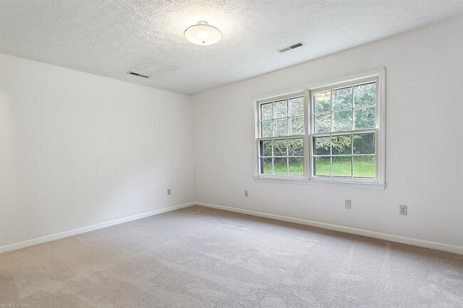 Building Photo - 305 Cherokee Dr