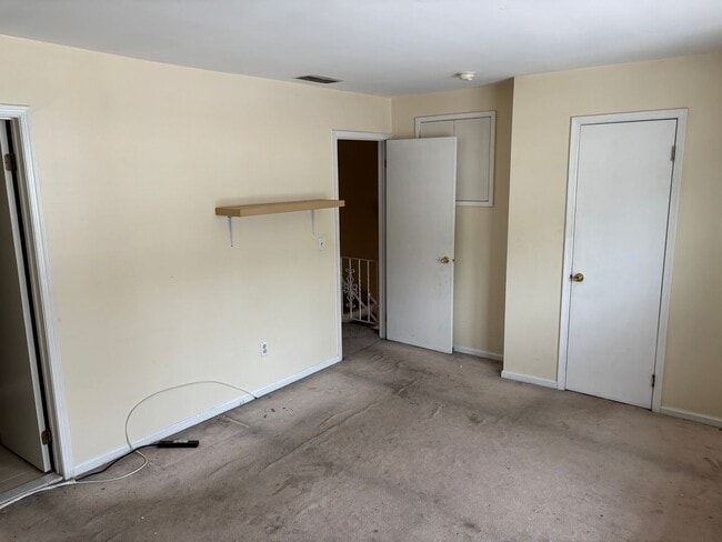 Building Photo - Abbey Lane Townhome 3 Beds 3 Baths!!