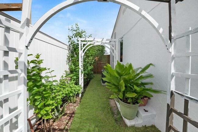 Building Photo - 308 SW 1st St