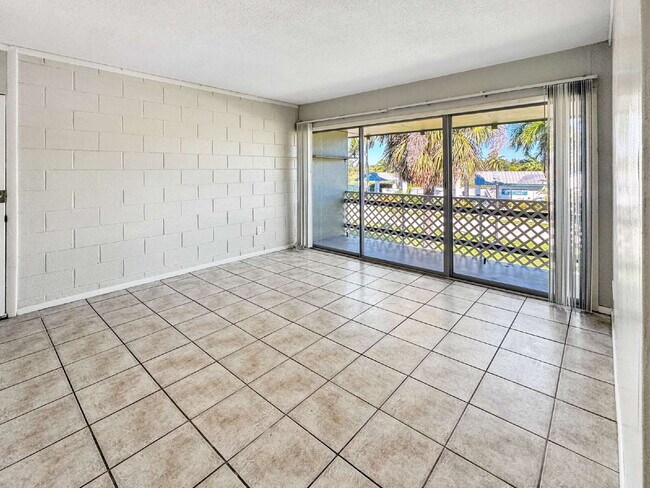 Building Photo - 1852-A Golf View Avenue #10
