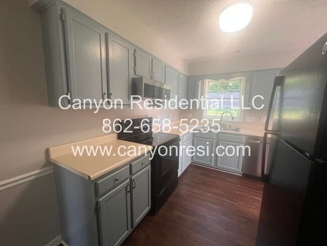 Building Photo - Hurry this Home won't last long! Great 3BR...