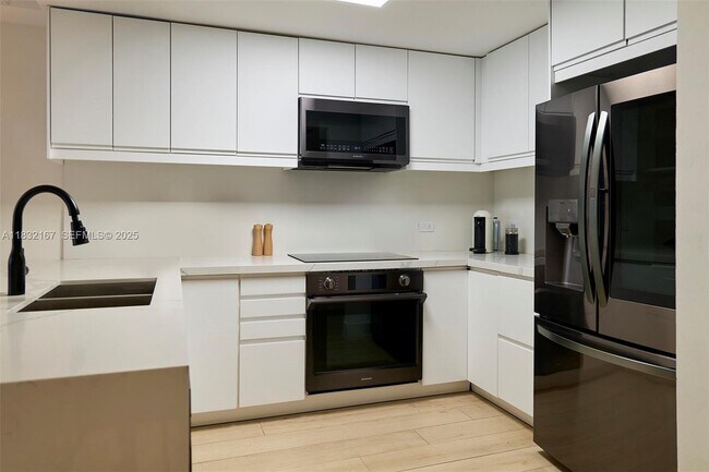 Building Photo - 2301 Collins Ave