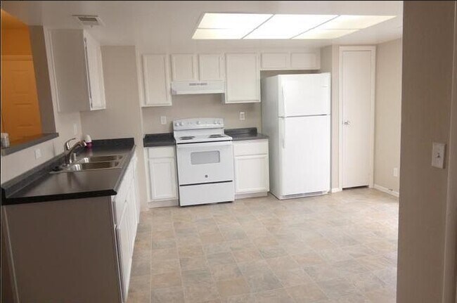 Building Photo - 1654 Justin Cir