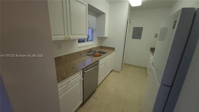 Building Photo - 5900 Collins Ave
