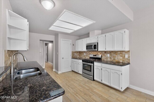 Building Photo - 1365 Desert Canyon Dr