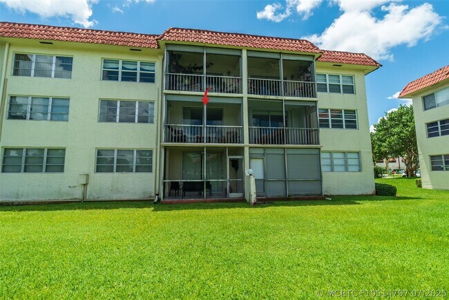 Building Photo - 820 S Hollybrook Dr