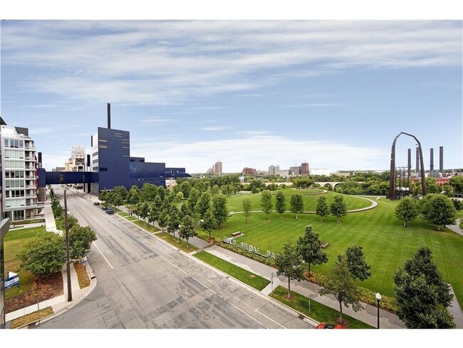 Building Photo - 215 10th Ave S