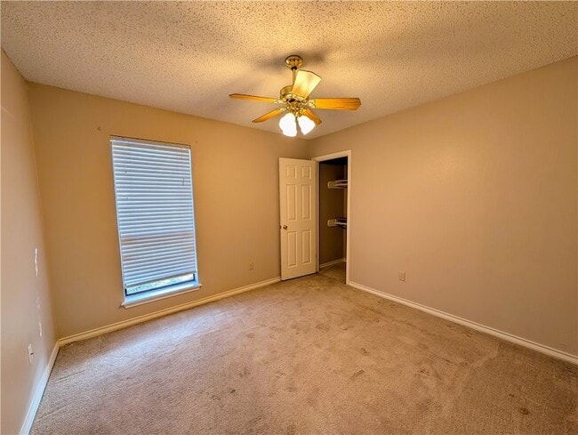 Building Photo - 14929 Red River Dr