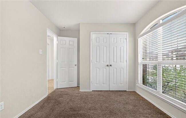 Building Photo - 4 bedroom 2 bathroom house! HOUSING ACCEPTED! MOVE-IN SPECIAL!!