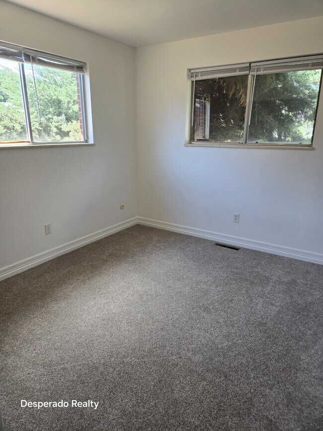 Building Photo - 1714 Larch St