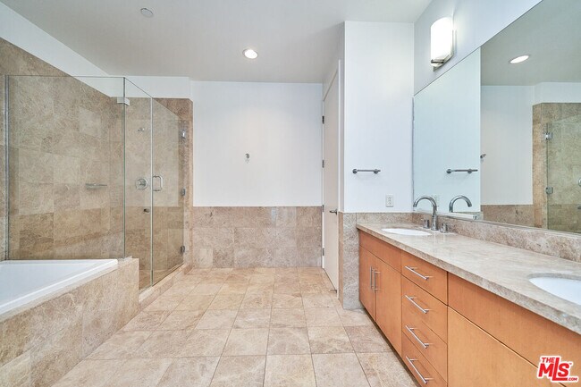 Building Photo - 3223 W 6th St