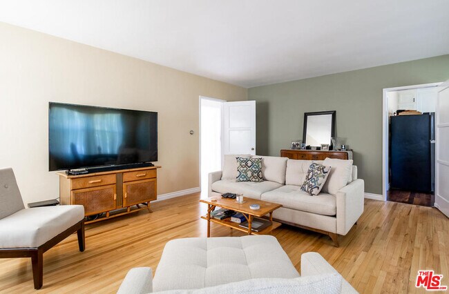 Building Photo - 2431 Walgrove Ave