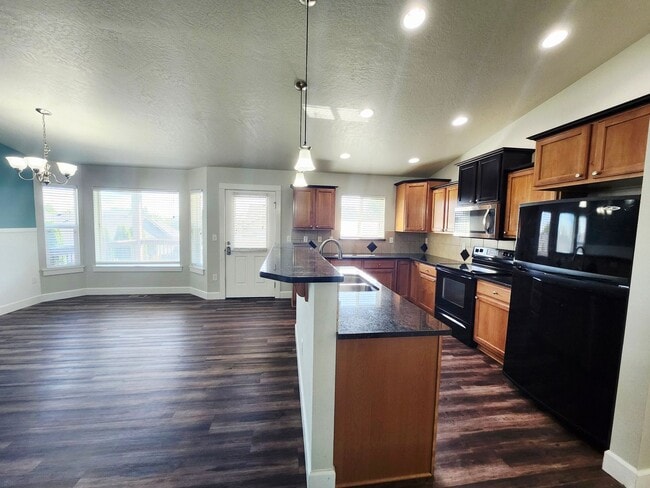 Building Photo - Single Story Home w/Huge Fenced Backyard!