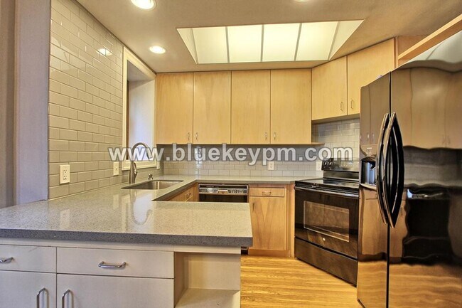 Building Photo - First Month Free on a 12 Month Lease!  2 Bed, 1 Bath 2 Story Unit with Victorian Architectural De...